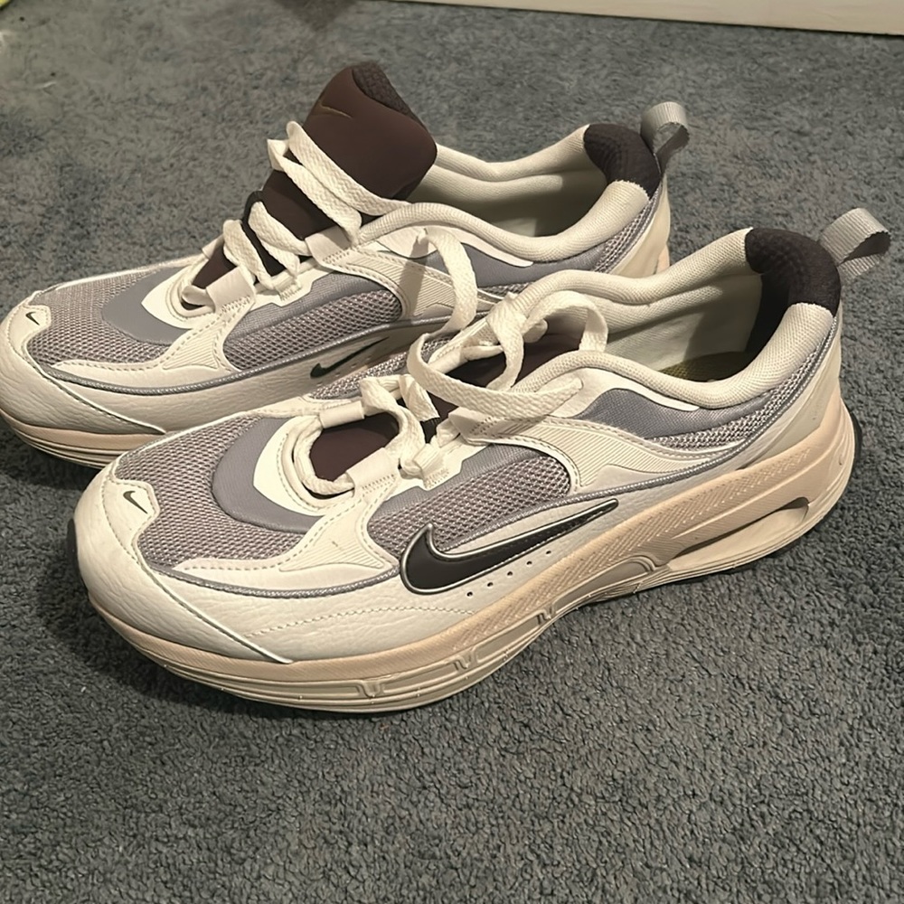 Women’s Nike Sneaker Size 10